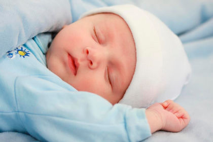 Правильный сон новорожденного - положение головы, поза