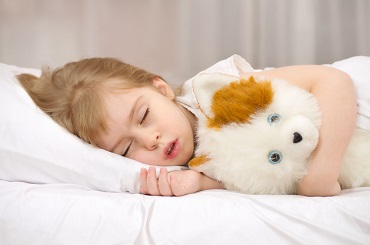 Почему ребенок плохо спит (ночью или днем) и что делать?